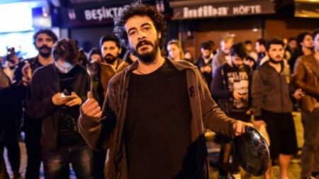 Протесты после референдума в Турции: в Стамбуле бьют в кастрюли