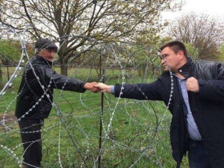 Внешнеполитические новости Украины: Павел Климкин пожал кому-то руку сквозь колючую проволоку