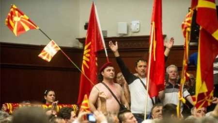 Протестующие захватили парламент Македонии