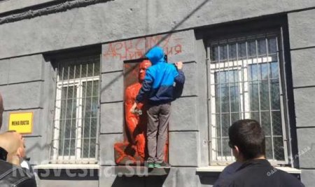 В Одессе вандалы-неонацисты изуродовали мемориальную доску маршалу Жукову (+ВИДЕО, ФОТО)