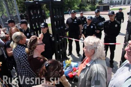 СРОЧНО: В Одессе собравшихся почтить память жертв Одесской хатыни вытесняют с Куликова поля (+ФОТО, ВИДЕО)