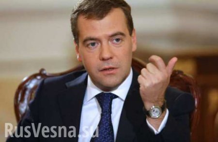 Медведев поручил повысить МРОТ до прожиточного минимума