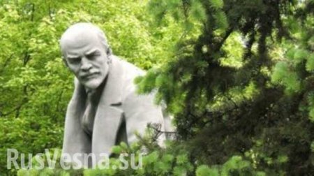В центре Киева из памятника Ленину сделали вертикальную грядку (ФОТО)