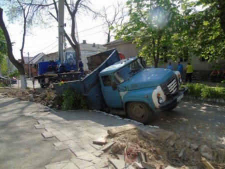 Индиана Джонс и сокровища Майдана: под Одессой грузовик провалился в древний подземный ход
