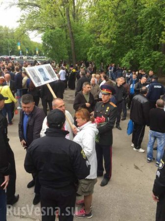 ВАЖНО: В Харькове и Запорожье начались столкновения между неонацистами и участниками «Бессмертного полка» (ФОТО, ВИДЕО)