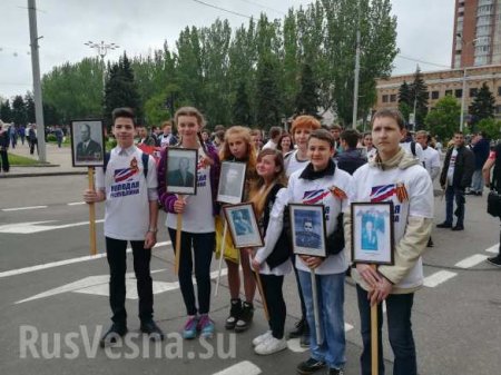 С портретами Гиви и Моторолы: многотысячный «Бессмертный полк» прошел по Донецку (ФОТО)