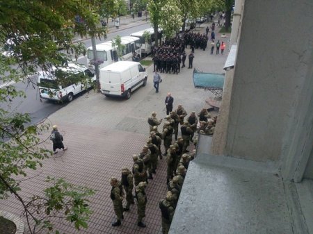 Фекалиями пока не бросаются: Полиция заблокировала штаб ОУНовцев в Киеве — те отбиваются дымовыми шашками и палками