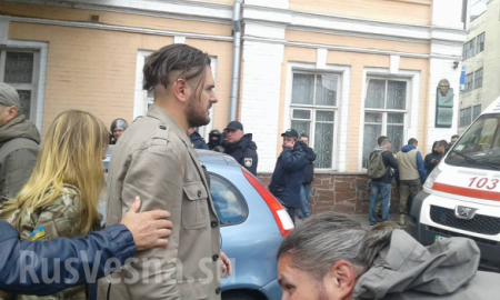 «Жри, бандера!» — киевские полицейские накормили нациста собственной кепкой (+ВИДЕО, ФОТО)