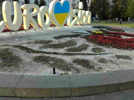 Типичная Украина: в Киеве вытоптали клумбу вокруг логотипа «Евровидения» (ФОТО)