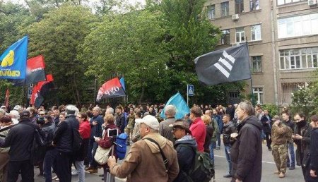«Правый сектор» и ОУН у здания МВД Украины в Киеве требуют отставки Авакова