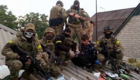 Боевику «Азова» после жалобы на командира по фамилии Мудрак прострелили ногу