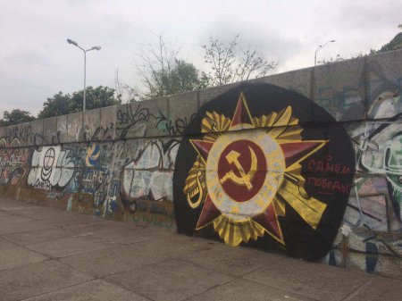 Победа будет за нами: в Киеве появилось огромное граффити Ордена Великой Отечественной войны (ФОТО, ВИДЕО)