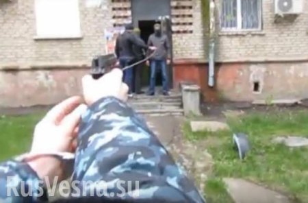 Украинский террорист показал, как убивал семью офицера МВД ЛНР — следственный эксперимент МГБ (ВИДЕО)