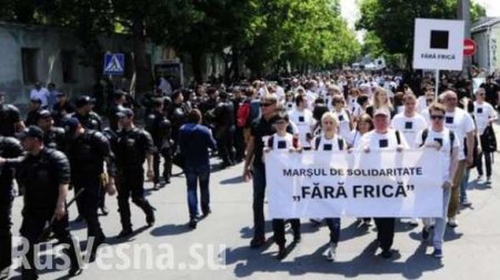 В Кишиневе священники забросали яйцами марш гомосексуалистов (ФОТО, ВИДЕО 18+)
