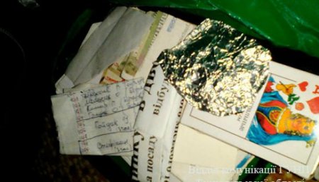 Под Тернополем учительница продавала наркотики, заворачивая их в школьные тетради
