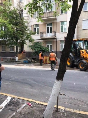 Земля не держит: в Киеве недалеко от Администрации президента Украины провалился асфальт