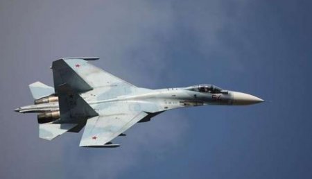 Россия поднимала в воздух истребитель Су-27 для перехвата американского B-52 над Балтикой, сообщило Минобороны РФ.