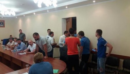 В Николаевском облсовете депутаты устроили драку в коридоре