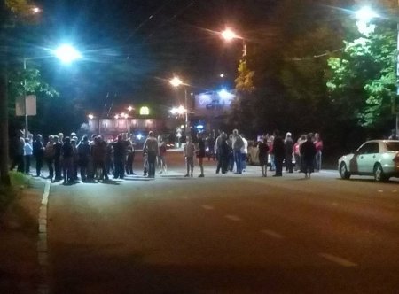 «Вонючий полицейский»: во Львове ночью мусором перекрывали улицы