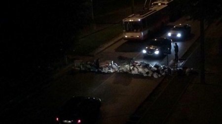 «Вонючий полицейский»: во Львове ночью мусором перекрывали улицы