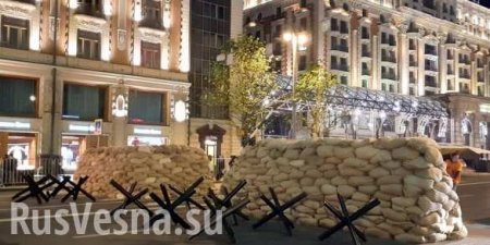Западные СМИ приняли за баррикады историческую инсталляцию в Москве