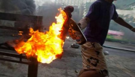 В Венесуэле мятежники забросали «коктейлями Молотова» Верховный суд, есть пострадавшие