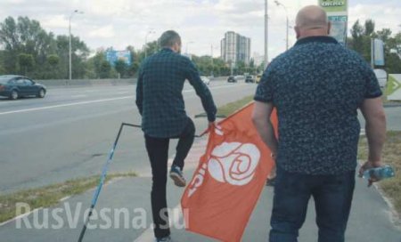 Неонацисты напали на участников акции против проспекта Шухевича в Киеве (ФОТО, ВИДЕО)