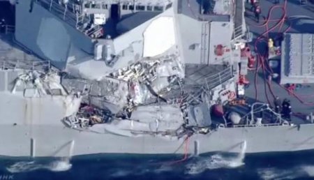 ВМС США подтвердили пропажу без вести 7 человек при столкновении эсминца и торгового судна