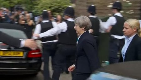 Терезу — геть!: Премьер Великобритании Тереза Мэй сбежала со встречи с погорельцами