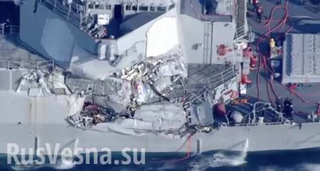 ВМС США рассказали о повреждениях своего эсминца после столкновения с торговым судном