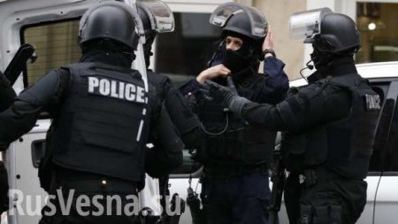 В Париже вооруженный водитель протаранил полицейский фургон