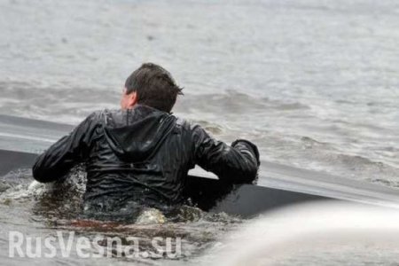 На Ладожском озере перевернулась лодка с подростками