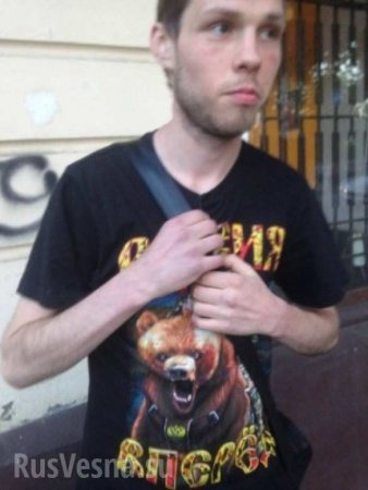 В Одессе боевики «Правого сектора» сорвали с прохожего футболку с надписью «Россия» (ФОТО)