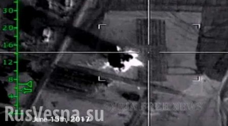Кадры с дрона: Самолеты ВКС России уничтожают объекты ИГИЛ в сирийской Хаме (ВИДЕО)