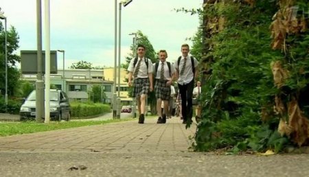 В Англии после запрета носить шорты в жару ученики пришли на занятия в юбках