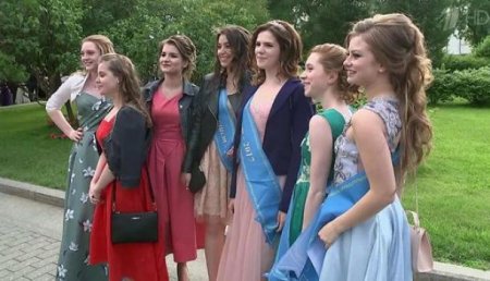 Российские школьники получили аттестаты зрелости и празднуют выпускной