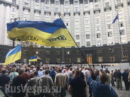 В центре Киева ветераны МВД заблокировали улицу перед Кабмином (+ВИДЕО, ФОТО)