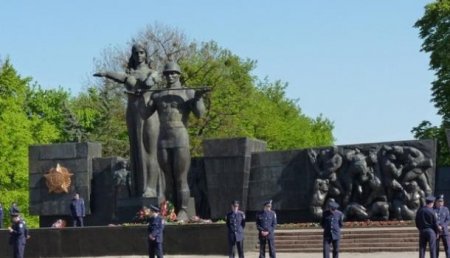 Слава не для них: во Львове начали разбирать Монумент Славы