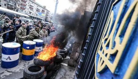 Опрос: Более трети жителей Украины готовы выйти на баррикады против власти