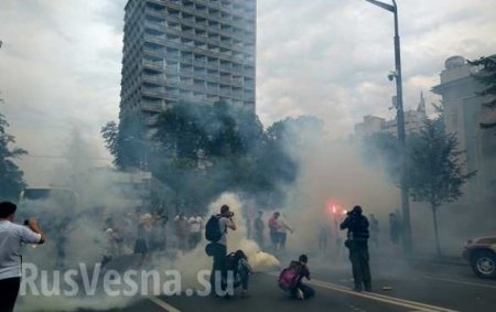 Драки и дымовые шашки: под Радой митингуют за снятие неприкосновенности с нардепов (ФОТО, ВИДЕО)