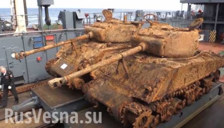 Российские военные подняли американские танки со дна Баренцева моря (ВИДЕО)