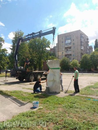 На Украине поставили памятник ягодицам (ФОТО)