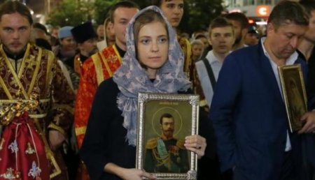 Поклонская с иконой Николая II прошла крестным ходом в Екатеринбурге