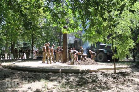 Мракобесие на марше: Боевики «Азова» поставили у себя на базе языческого идола (+ВИДЕО, ФОТО)