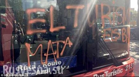 «Это было очень страшно», — в Барселоне напали на автобус с туристами (ФОТО, ВИДЕО)