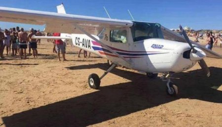 В Португалии самолет совершил аварийную посадку на пляже: погибли два человека