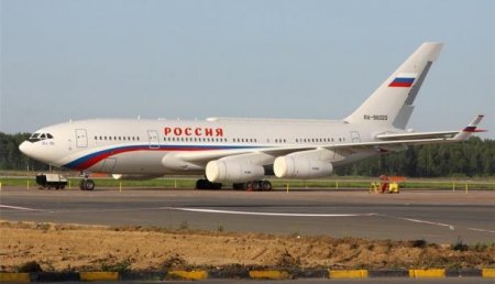 В Кремле подтвердили попадание птицы в двигатель самолета СЛО «Россия»