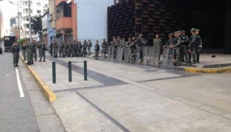 В Венесуэле военные заблокировали здание генеральной прокуратуры