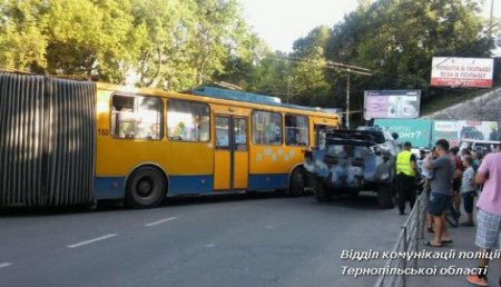 В Тернополе броневик столкнулся с троллейбусом