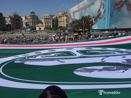 На Майдане развернули флаг чеченских террористов